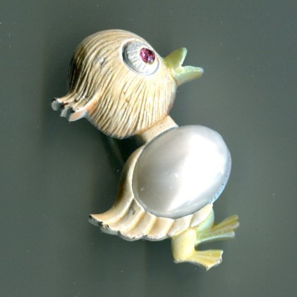 VTG BEATRIX YELLOW ENAMEL CHICK RED STONE EYE PIN